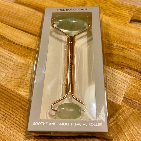 Luxurious face roller by True Botanicals still new in package. Fluorite stone. - Picture 2 of 5